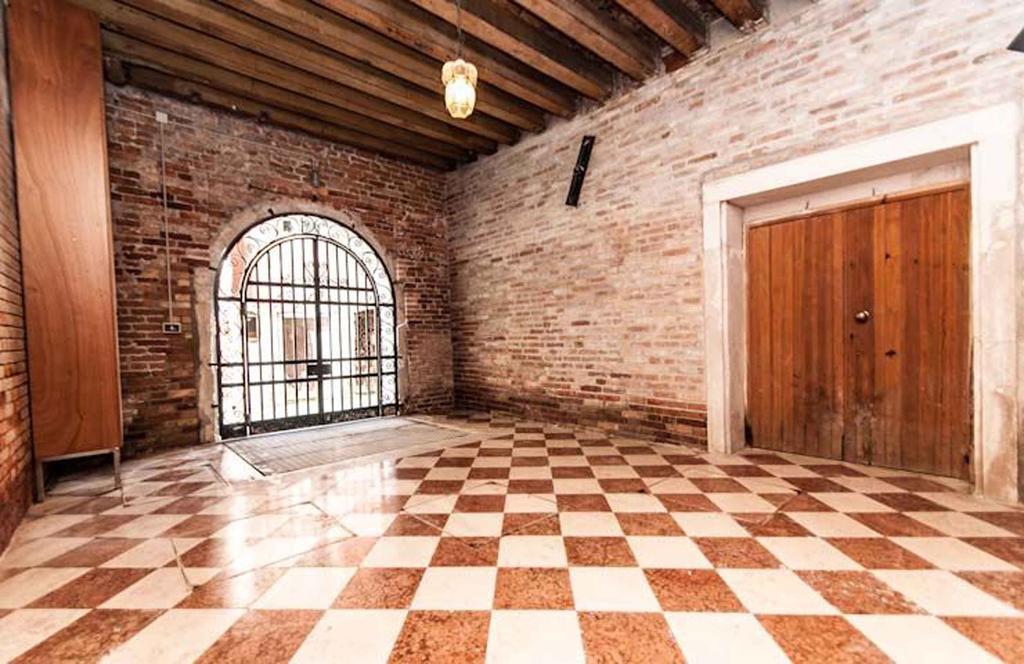 Palazzo San Marco: Historic With Lift Apartment