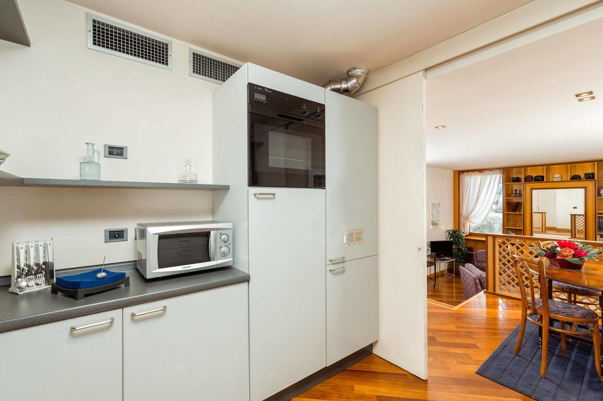 Palazzo San Marco: Historic With Lift Apartment Venice