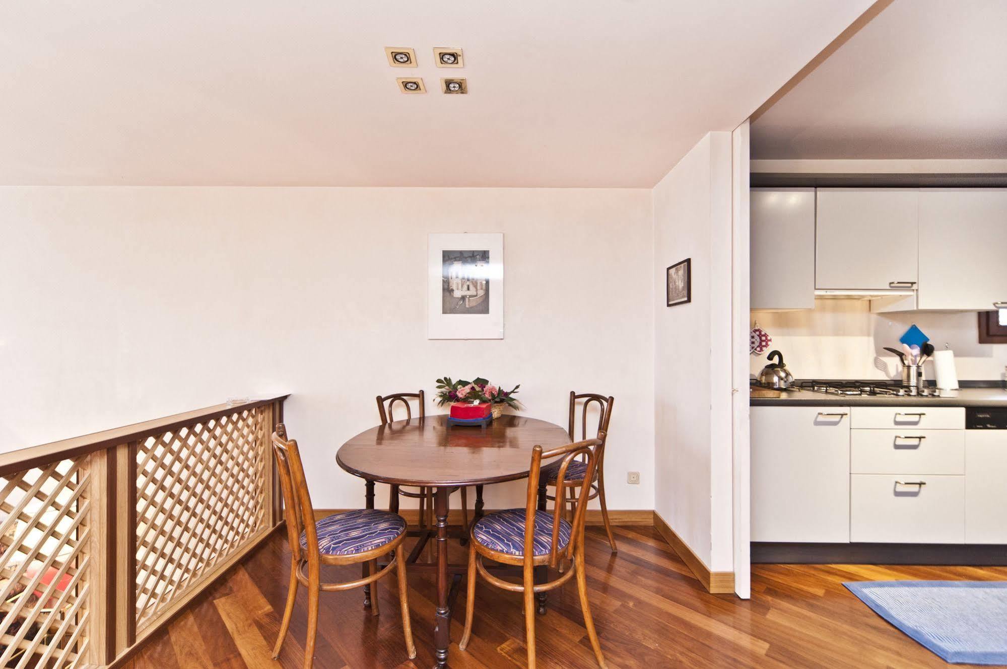 Palazzo San Marco: Historic With Lift Apartment Venice