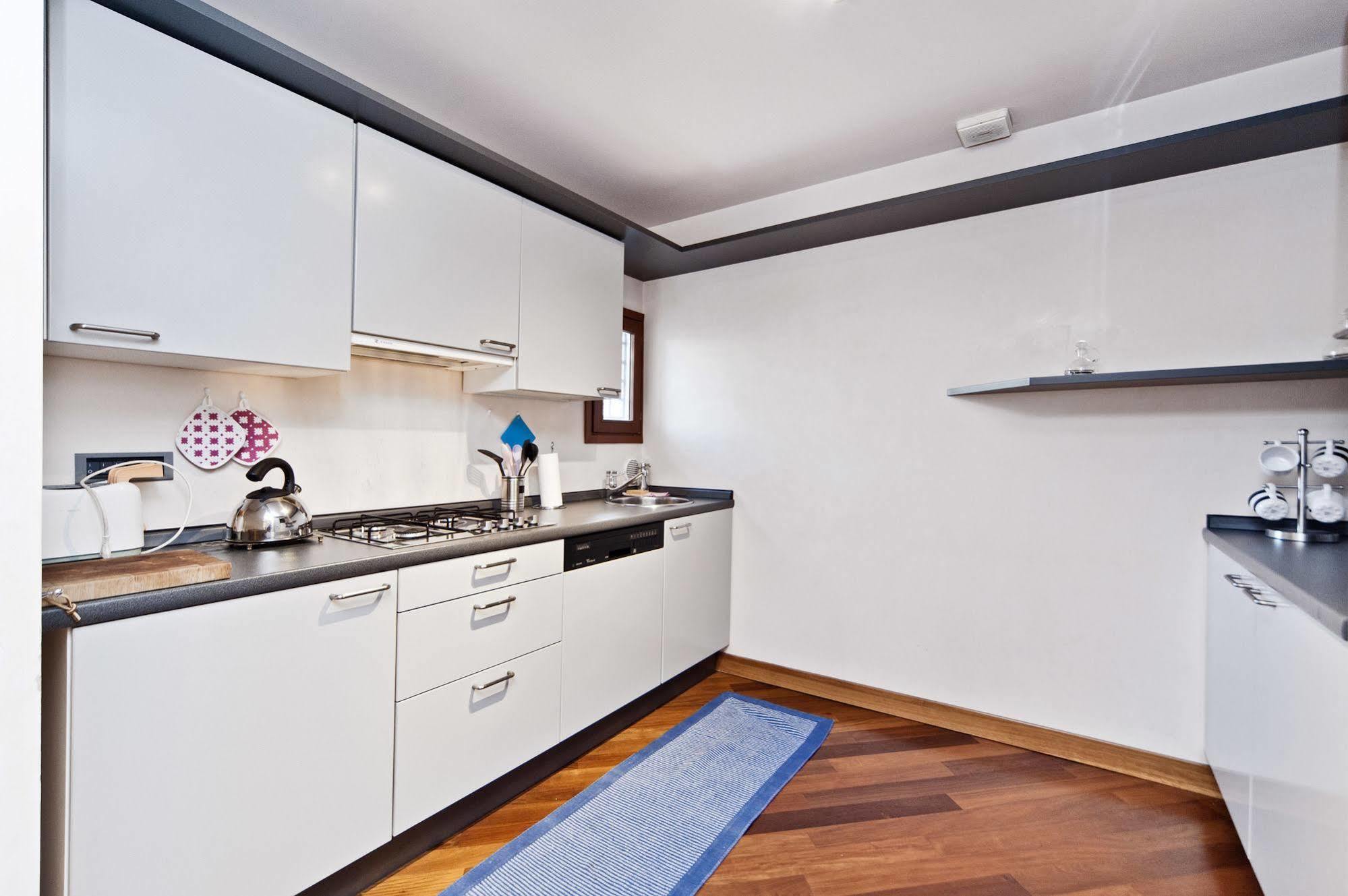 Palazzo San Marco: Historic With Lift Apartment *