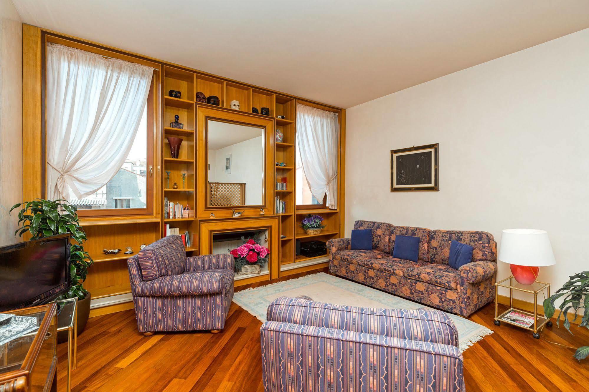 Palazzo San Marco: Historic With Lift Apartment *