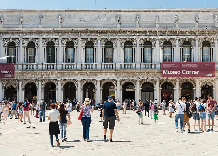 Very Central Apartment In Historical 1600 Palace With Lift A Few Min Walk From San Marco Square