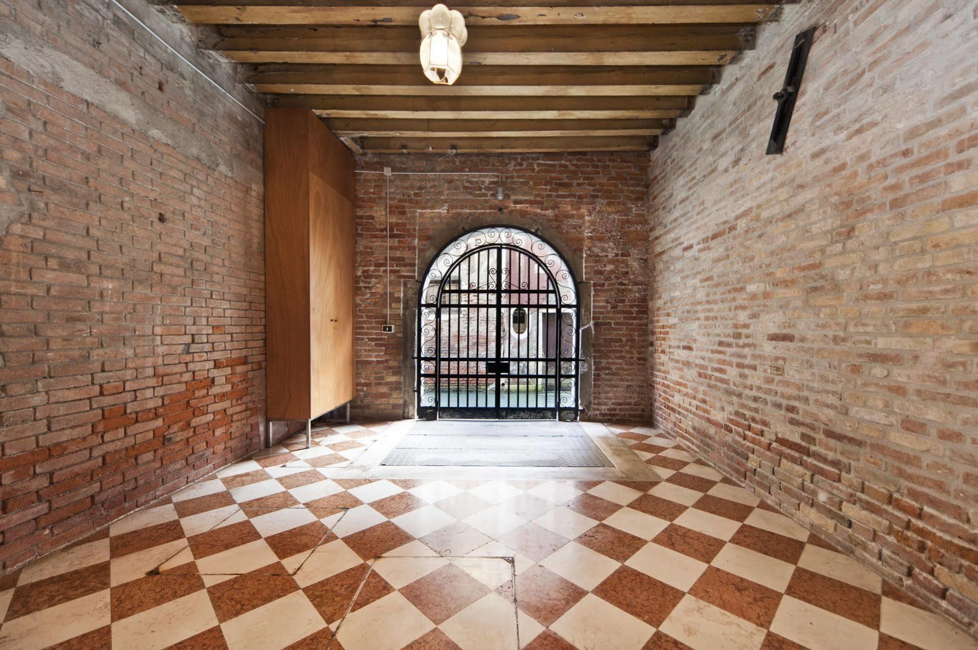 Palazzo San Marco: Historic With Lift Apartment Venice